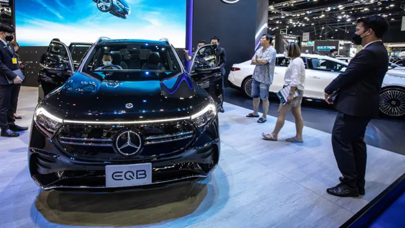 "مرسيدس" تكشف عن نسخة كهربائية بالكامل من السيارة "سي" لوقف الخسائر