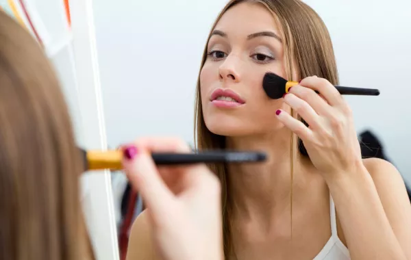 أخطاء المكياج الشائعة التي تجعلك تبدين أكبر سنًا وكيف تتجنبيها