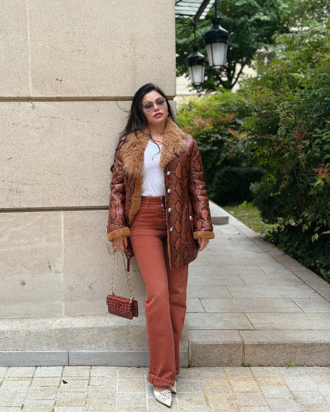 المعطف المنقوش لمسة ذكية تكسر ملل الإطلالة الشتوية