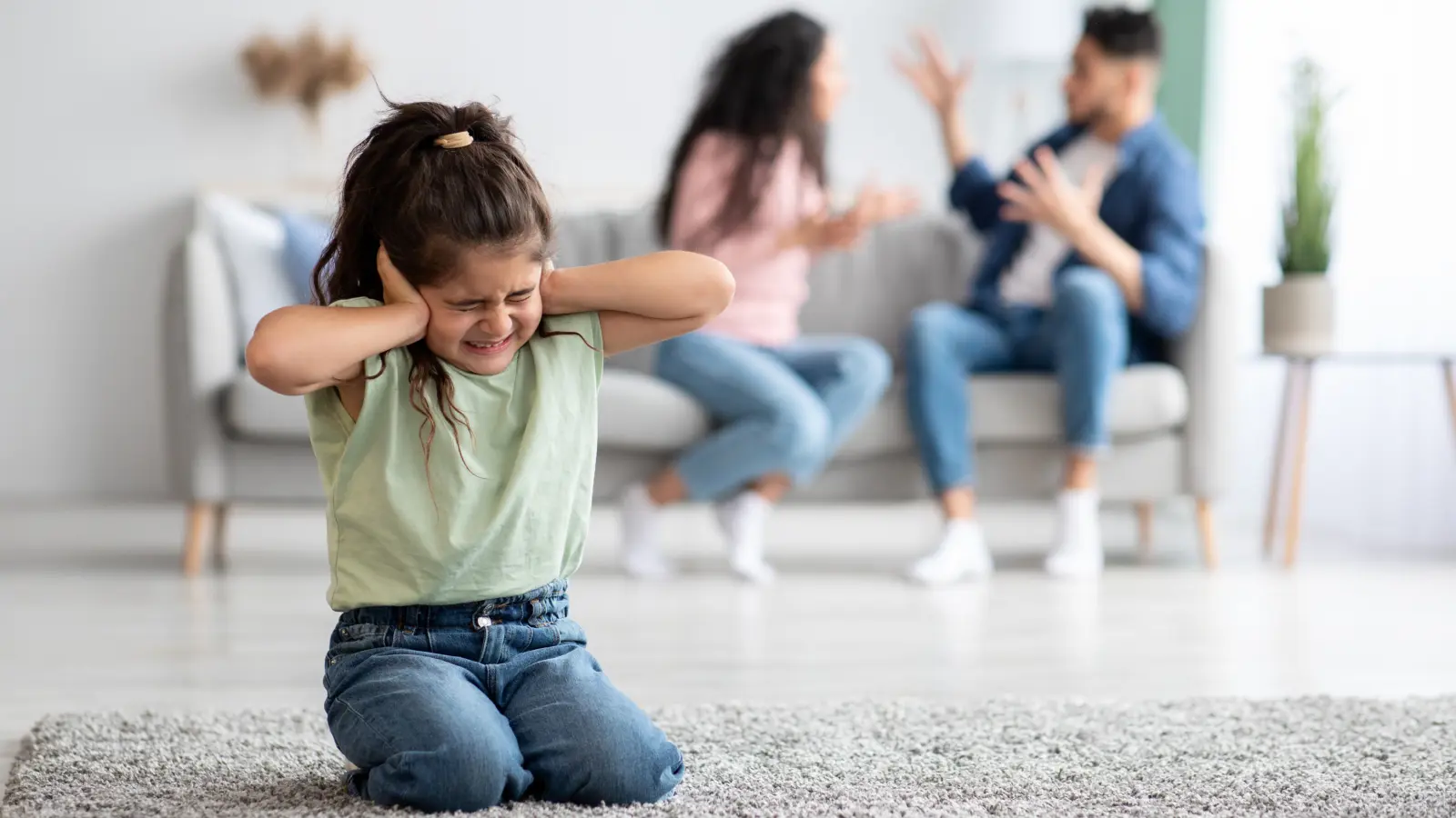 كيف تؤثر صدمات الطفولة على الشخصية؟ فهمٌ عميق للآثار والحلول