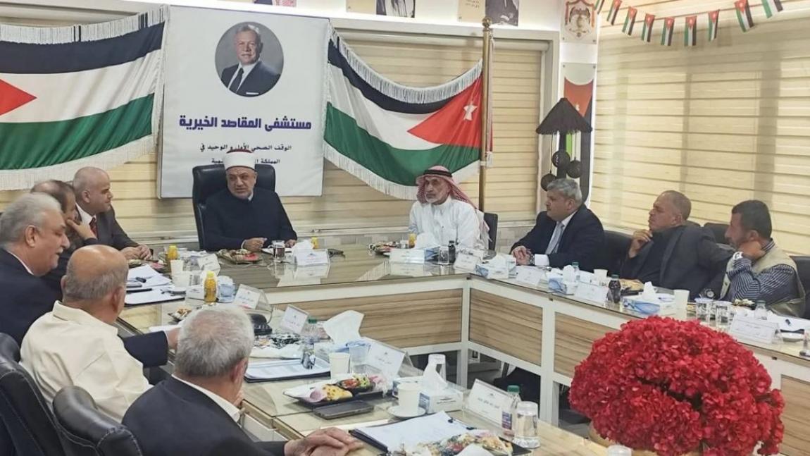 وزير الأوقاف يتفقد مستشفى المقاصد الخيرية ويترأس اجتماع مجلس إدارته