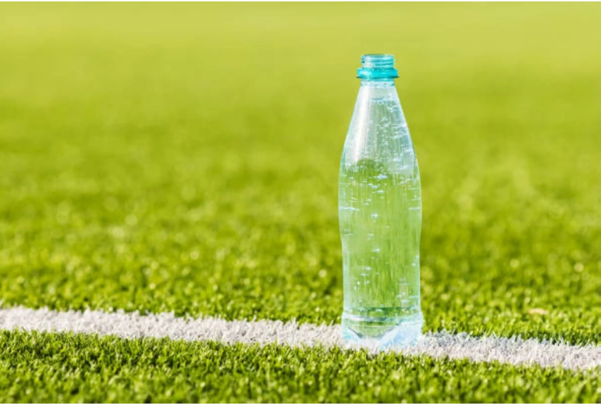 الفيفا يحظر استخدام الزجاجات القابلة لإعادة الاستخدام في ملاعب كأس العالم