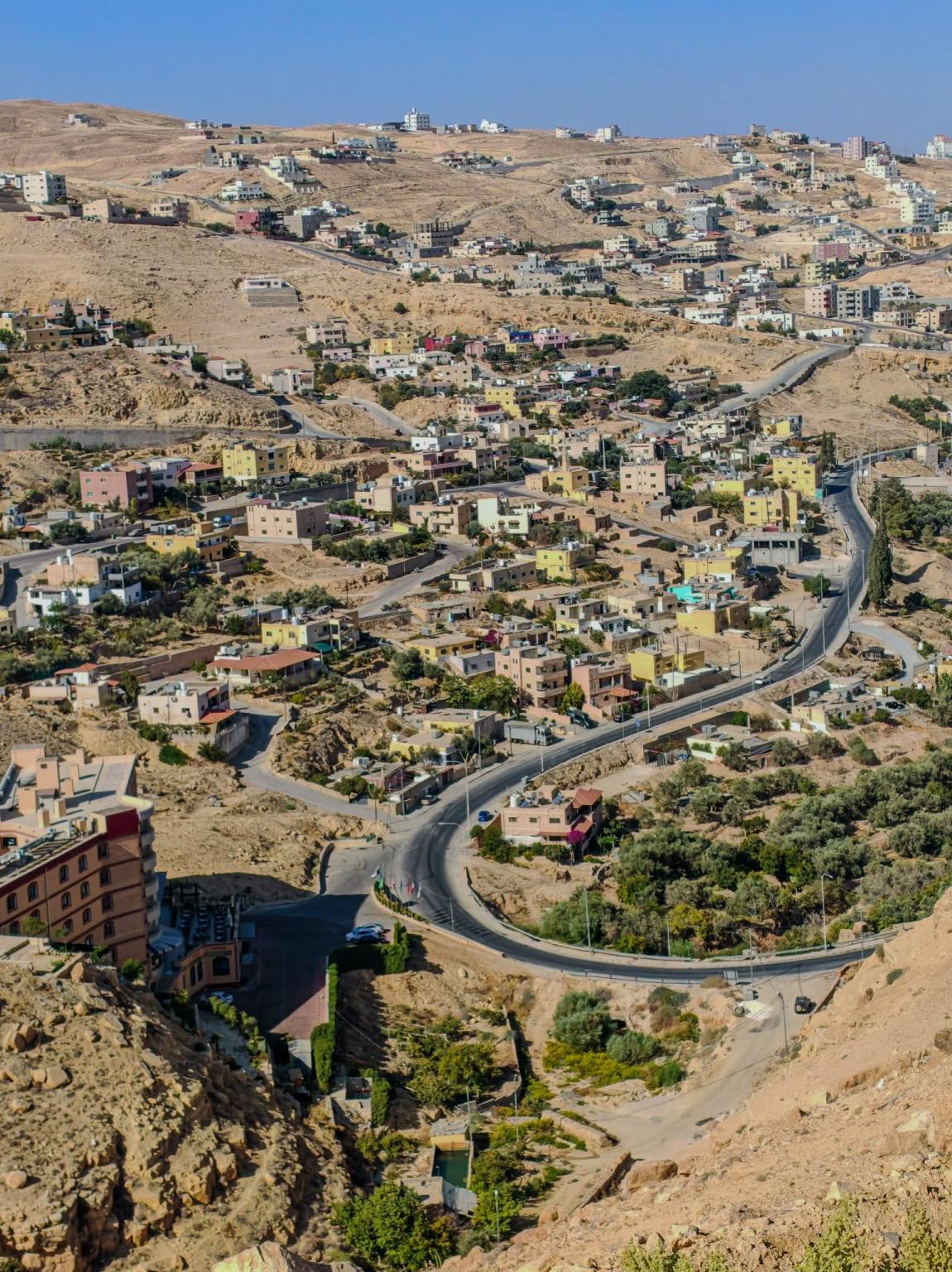 وزير اسبق يدعو لإعلان البترا منطقة منكوبة اقتصاديا: خفض حصص حليب الأطفال!