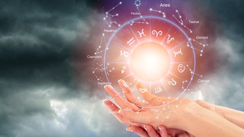 مولود 24 نيسان: شخصية تُبنى ببطء وتُدهش الجميع