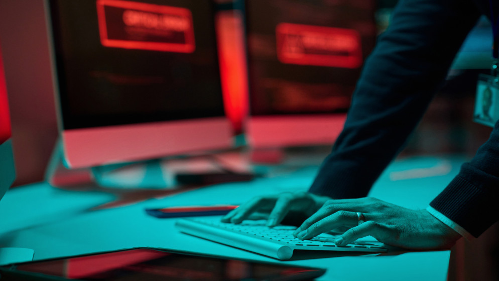 متسللون مرتبطون بإيران يخترقون البريد الشخصي لمدير مكتب التحقيقات الأميركي