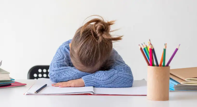 أصوات يومية في المنزل قد تسرق انتباه طفلك بصمت