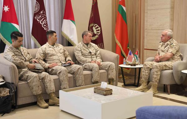 الحنيطي يستقبل قائد قوات مشاة البحرية في القوات المركزية الأميركية