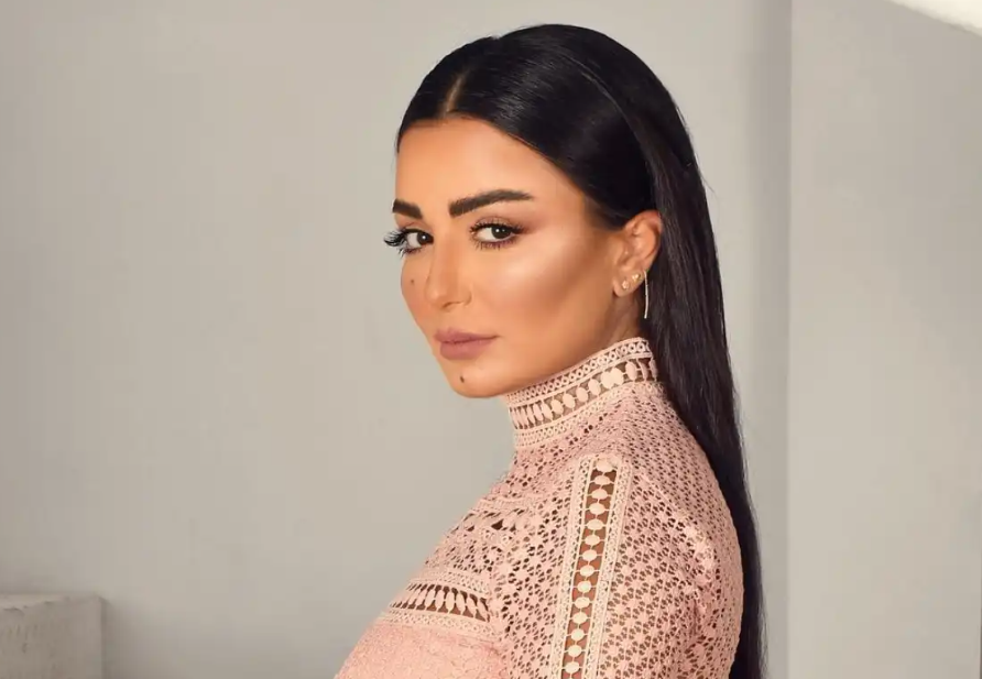 نجوم سوريا يواسون ديمة الجندي بوفاة والدتها