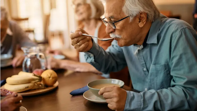 بعد سن الخمسين ..  إفطار ذكي يحارب دهون البطن