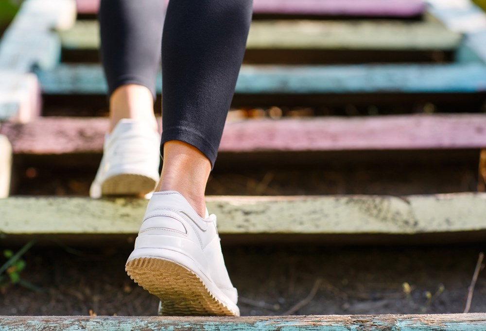 صعود الدرج ..  سر يومي بسيط يعزز قوة عظامكِ ويقيكِ المشاكل المستقبلية