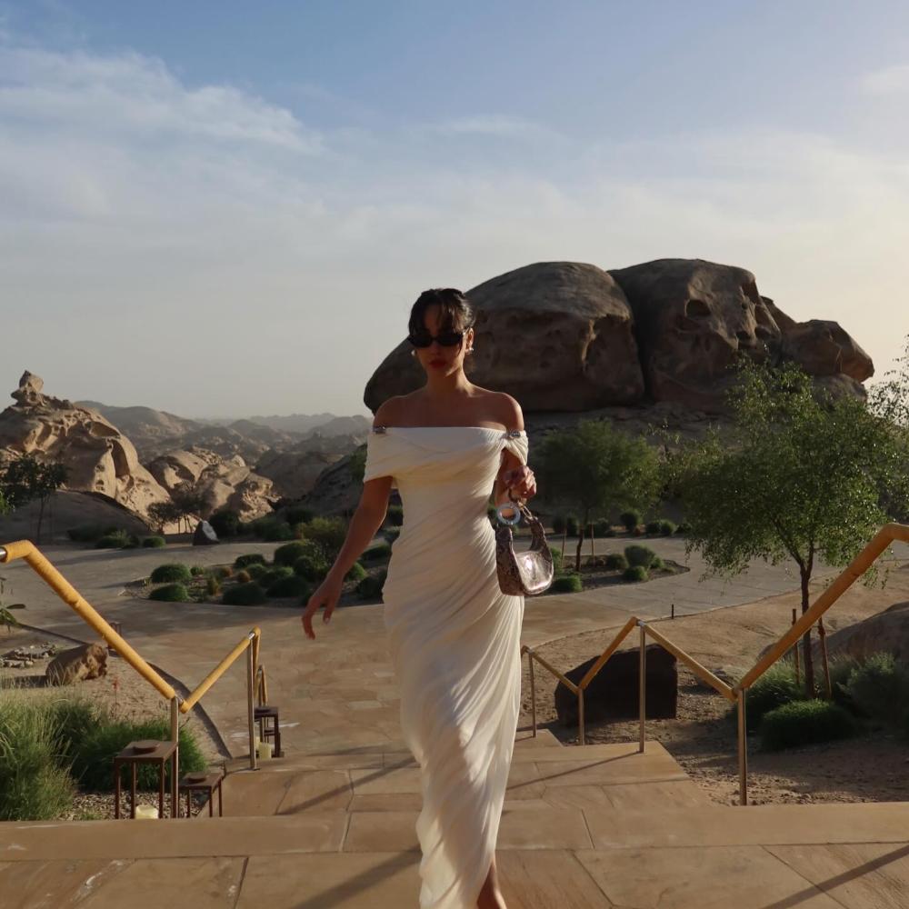 بسمة بوسيل في السعودية ..  أناقة متناغمة مع الطبيعة