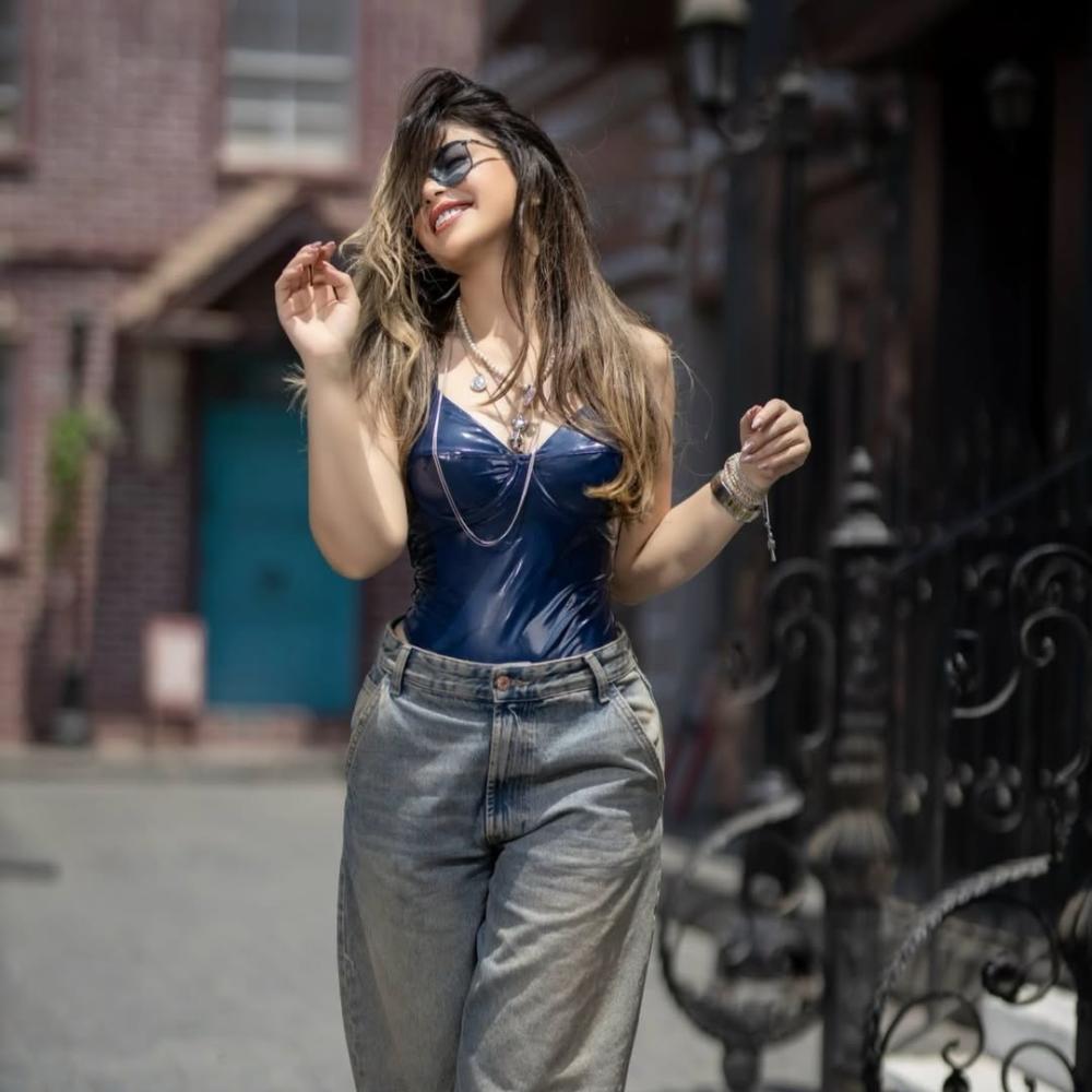 الجينز يواصل حضوره القوي في ربيع 2026… إطلالات متجددة تجمع الراحة والأناقة