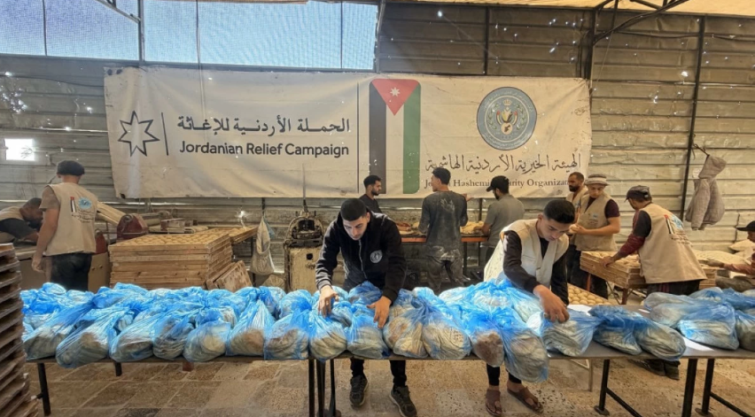 مخبز الحملة الأردنية يوزّع الخبز الطازج على النازحين في مواصي خان يونس