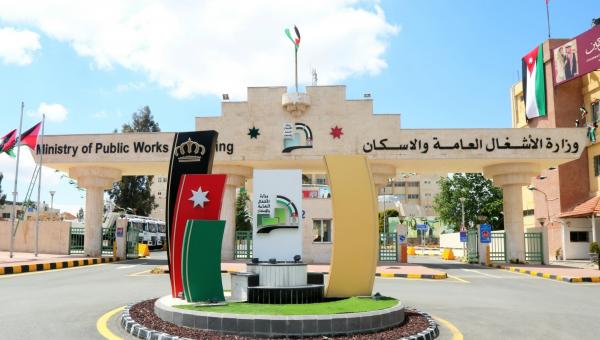 الأشغال تبدأ أعمال صيانة على طريق المطار ليلا