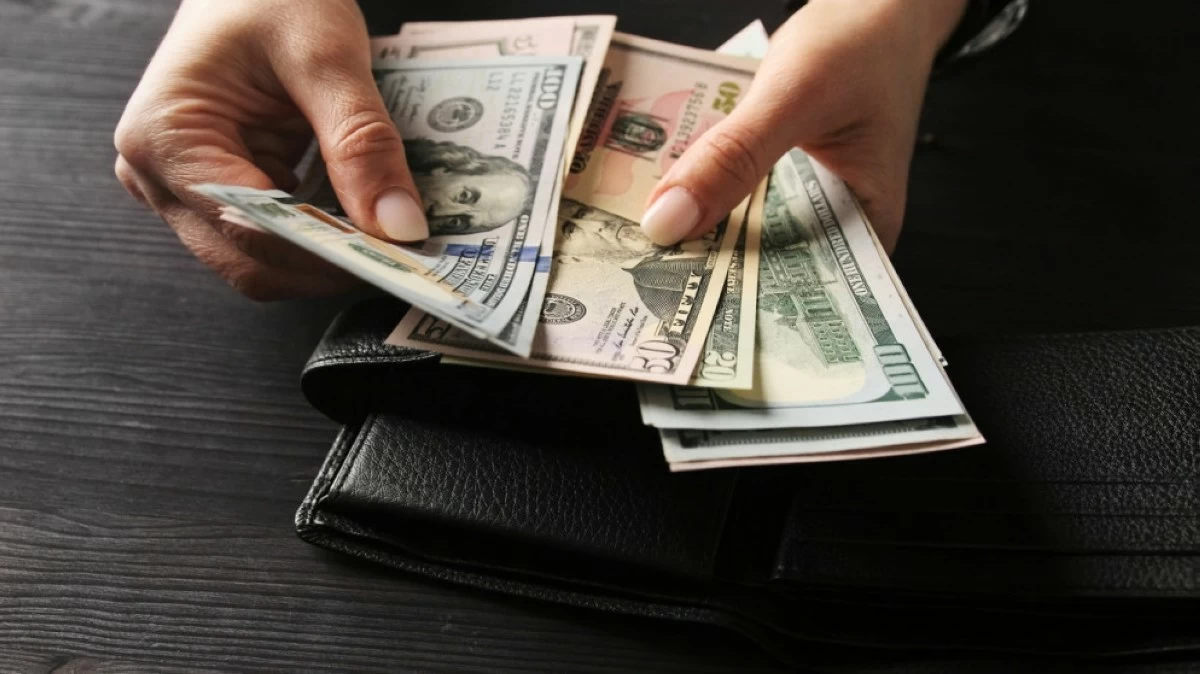 الدولار يقترب من أدنى مستوياته في عدة أشهر مع تراجع عوائد الخزانة