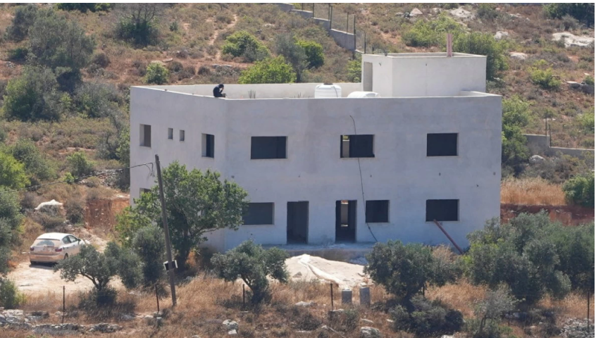 مستوطنون يسرقون منزلًا فلسطينيًا قيد الإنشاء في الضفة الغربية المحتلة
