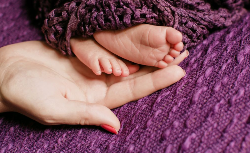 ما فوائد تدليك أطراف المولود العلوية والسفلية؟