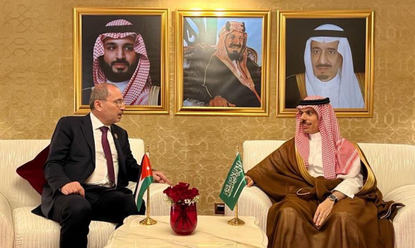 الصفدي ونظيره السعودي يبحثان المستجدات وتنسيق المواقف