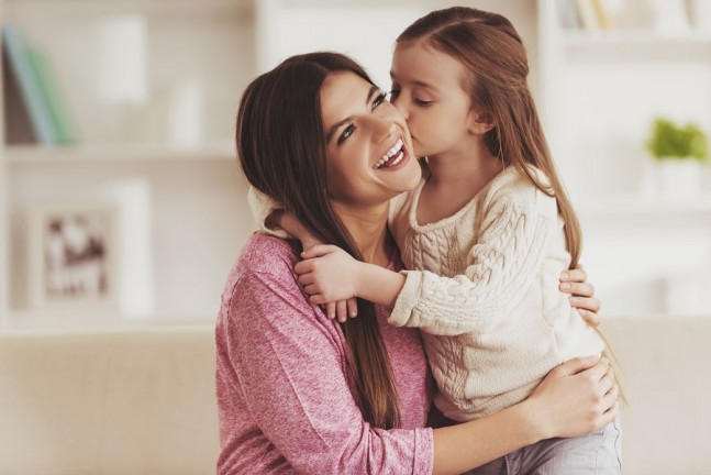 هل تغار الأم من ابنتها؟ العلاقة بين الحب والغيرة