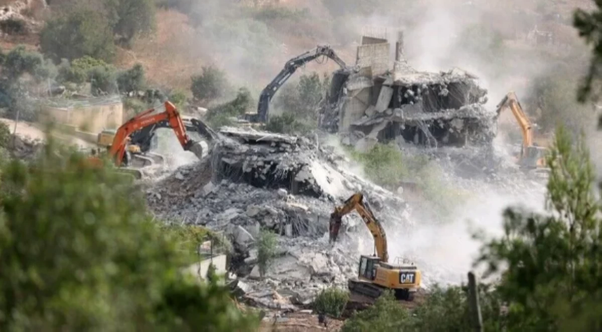 سلطات الاحتلال تجبر عائلتين فلسطينيتين على هدم 3 منازل في القدس المحتلة