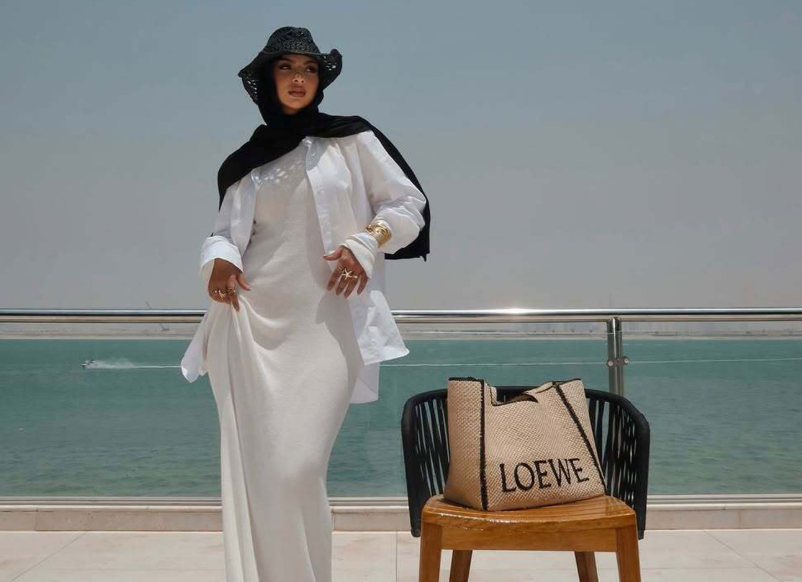 الأبيض والأسود ثنائي الأناقة المفضل للمحجبات ..  نسقيهما بأسلوب مدونات الموضة