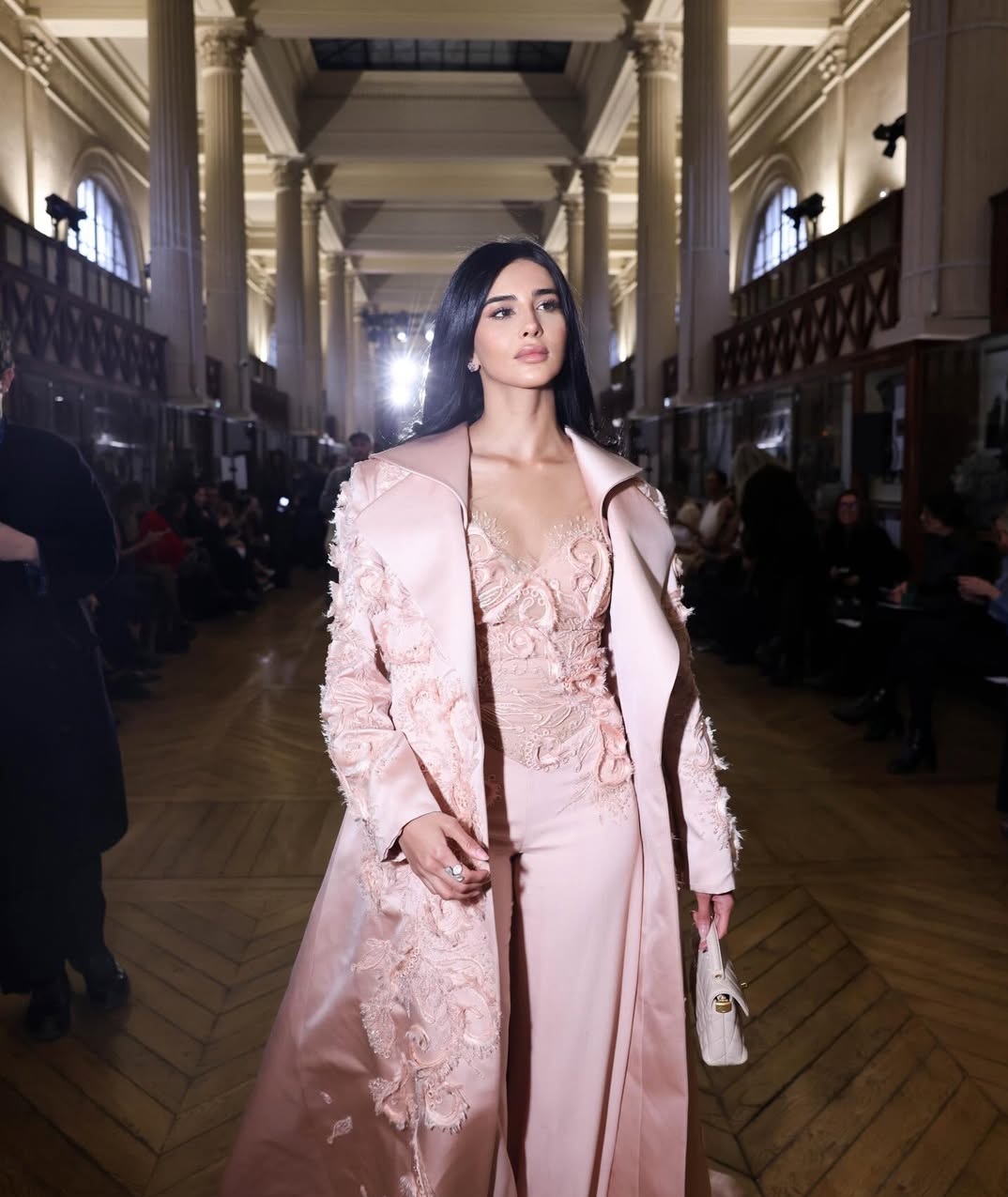 إطلالات محتشمة لنجمات أسبوع الموضة تناسب أزياء الصباح في الشهر الفضيل