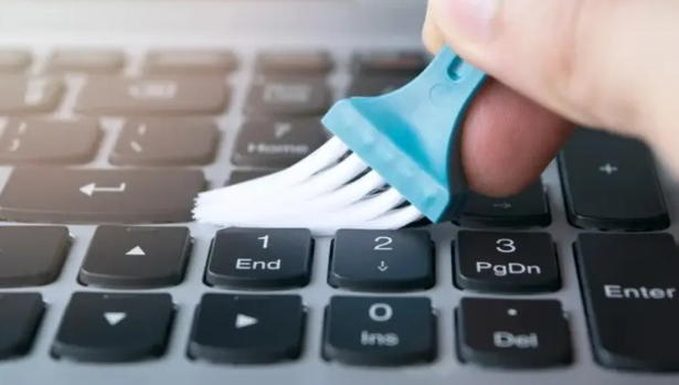 أفضل الطرق لتنظيف لوحة مفاتيح اللابتوب