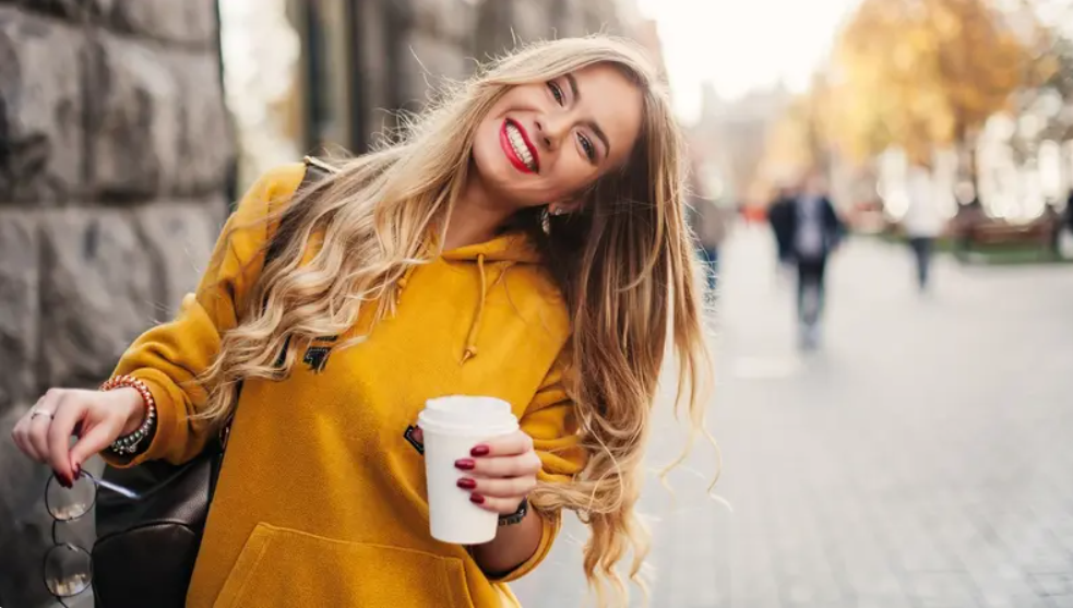 ليس حزناً ولا اكتئاباً ..  7 أسباب نفسية تجعل البعض يكتفون بالابتسام بدلاً من الضحك