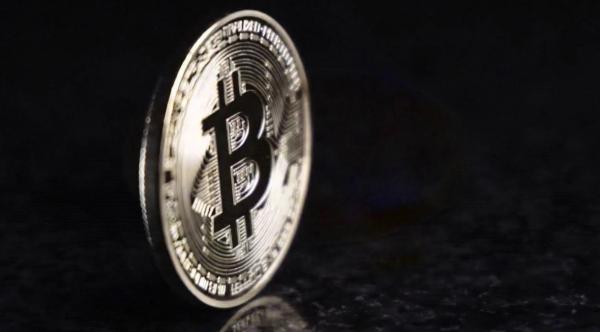 بيتكوين تقلص مكاسبها بعد اقترابها من 80 ألف دولار