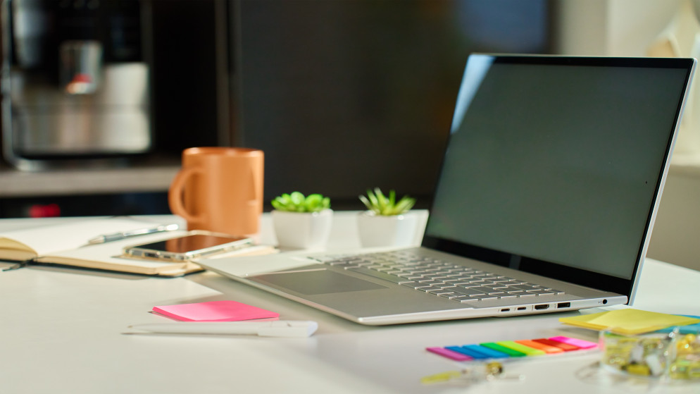 "الطاقة الدولية" تقترح العمل من المنزل وتجنّب السفر الجوي لتخفيف أسعار النفط