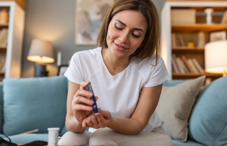 أعراض ارتفاع السكر المفاجئ ..  الأسباب وطرق التعامل السريع مع الحالة 