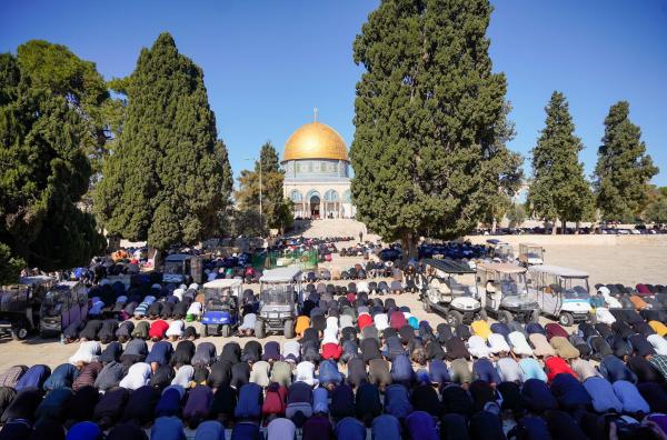60 ألفًا يؤدون صلاة الجمعة في المسجد الأقصى
