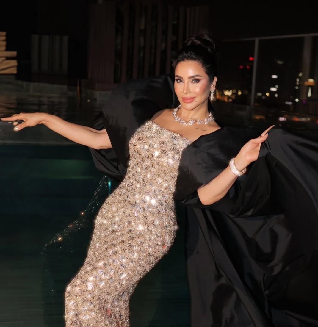 فستان الكاب… إطلالة ملكية لا تخذل النجمات