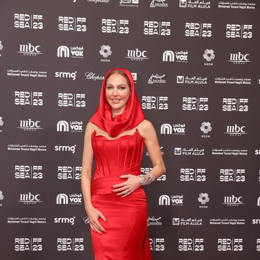 احتفلي بالعام الجديد بأناقة مع إطلالات حمراء مستوحاة من نجمات مهرجان البحر الأحمر