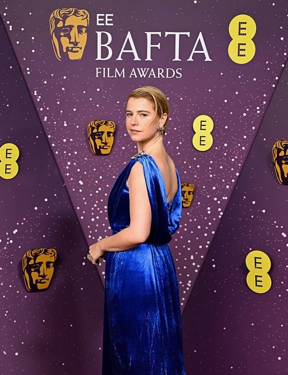 نظرة على إطلالات جيسي باكلي الفائزة بجائزة الأوسكار 2026 ..  أناقة كلاسيكية بلمسة عصرية