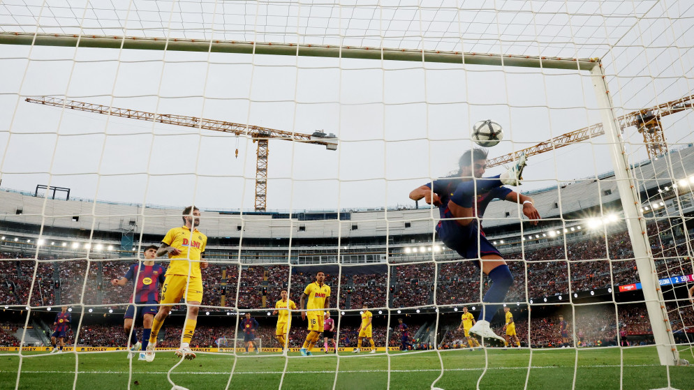 برشلونة يهزم إسبانيول 4-1 ويعزز صدارته للدوري الإسباني