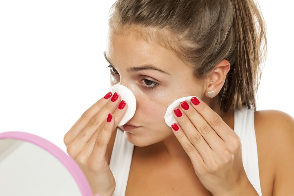 طرق فعالة لإزالة المكياج المقاوم للمياه