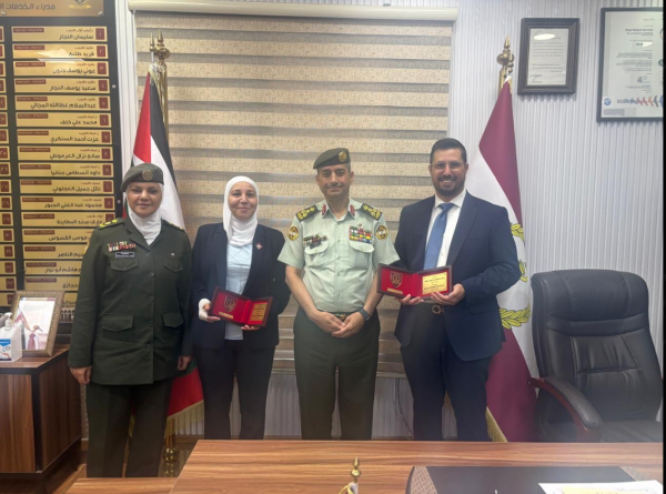 مدير الخدمات الطبية الملكية يُكرِّم فريقا فنيا في "الاقتصاد الرَّقمي"