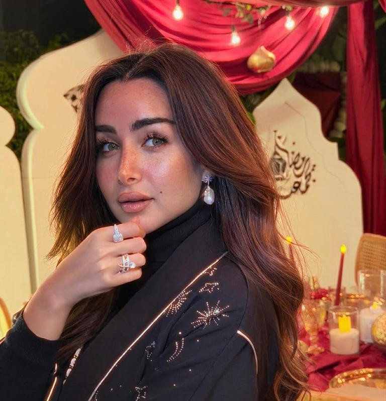 بلمسة رمضانية هنا الزاهد تتألق بالقفطان والمكياج النيود