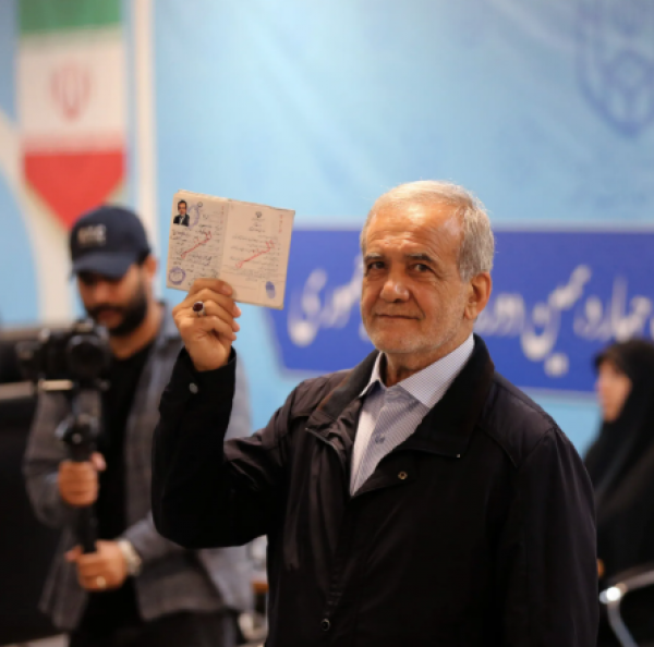 بزشكيان يبلغ المرشد الإيراني أنه سيتنحى إذا رفض الاتفاق