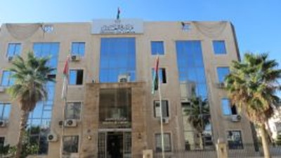 العمل توضح قرارات إنهاء خدمات موظفين وتعيين آخرين