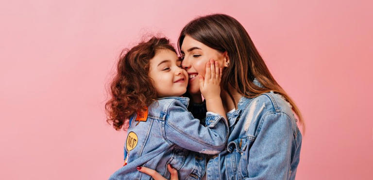 كيف تبنين علاقة الأم بابنتها على الحب والاحترام منذ الصغر؟