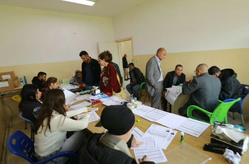 سوريون أكراد يتدفقون إلى مراكز تسجيل حكومية طلبا لجنسية حرموا منها لعقود