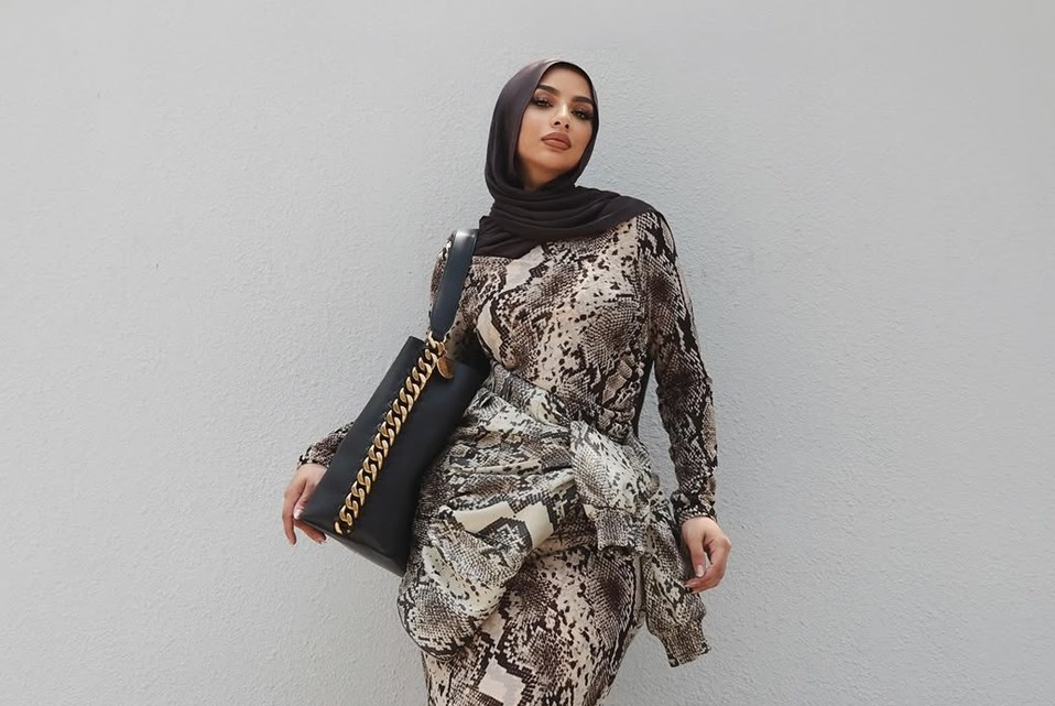 للمحجبات ..  إطلالات صيفية منعشة من مدونات الموضة