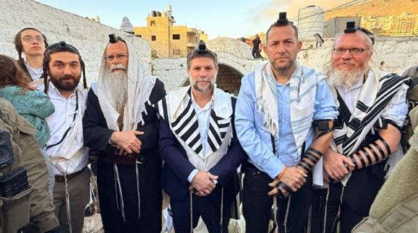 سموتريتش وآلاف المستوطنين يقتحمون مقام يوسف بنابلس