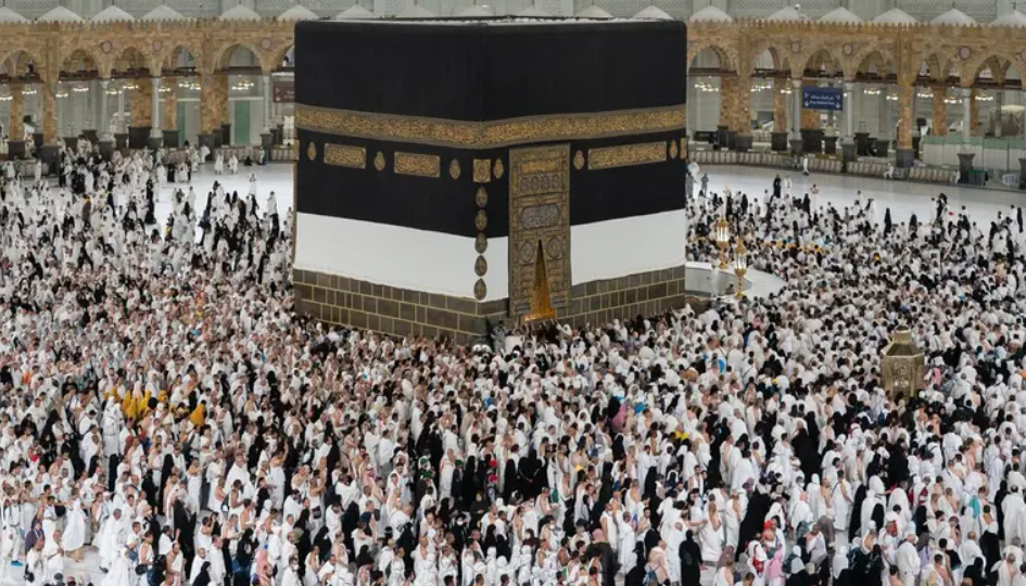 المسجد الحرام يستقبل الحجاج لأداء طواف الإفاضة 