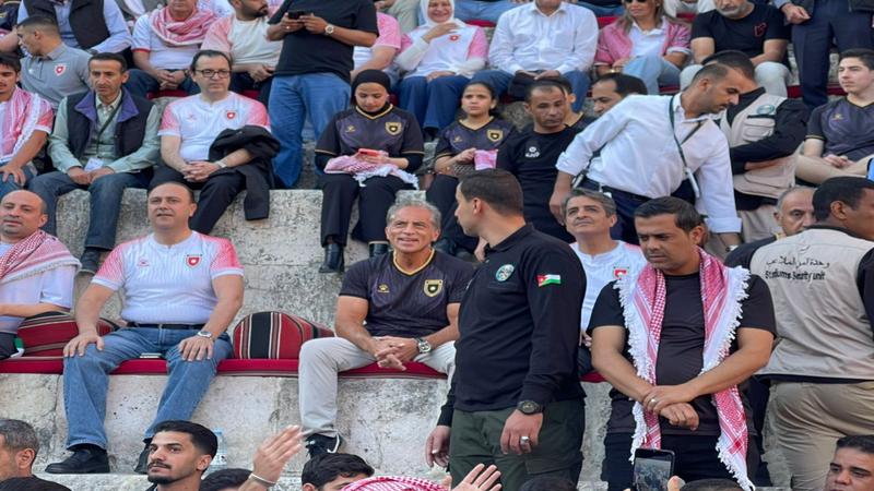 رئيس الوزراء يتابع مباراة النشامى والنمسا في المدرج الروماني