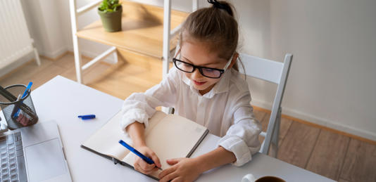 عامل خفي داخل الأسرة قد يرفع تحصيل طفلك الدراسي بشكل مفاجئ