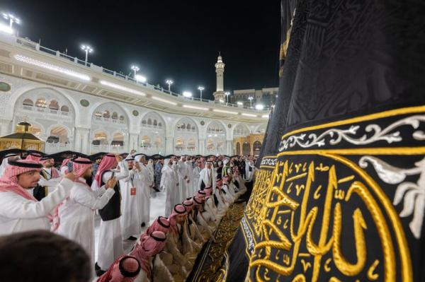 الكعبة تتزين بثوبها الجديد مع بداية العام الهجري