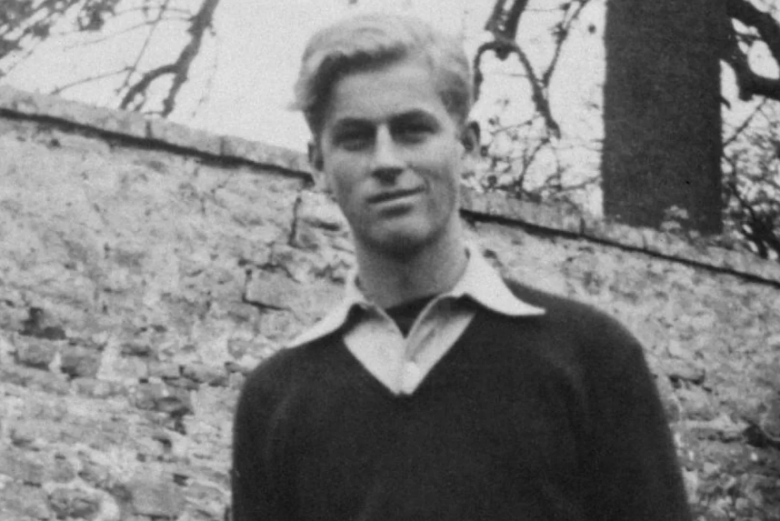 تقرير مدرسي نادر يكشف ملامح شخصية الأمير فيليب في شبابه 